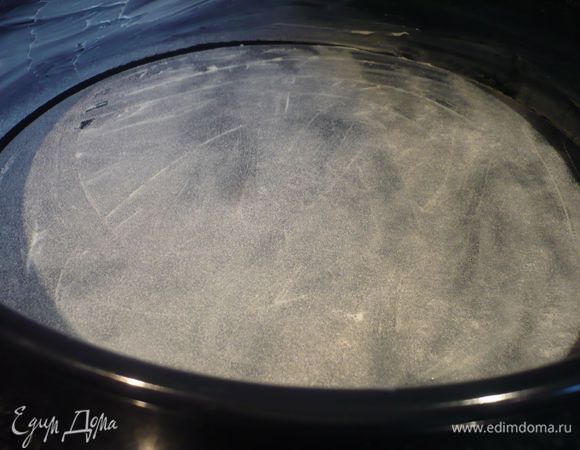 Разогреваем духовку до 175 градусов. Форму смазываем маслом и присыпаем мукой. 