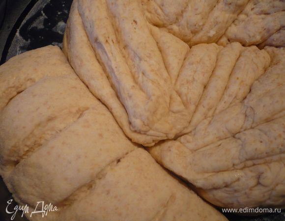 Сажаем его в форму, прижимая его к нашей косе, один лепесток нашего цветка готов. 