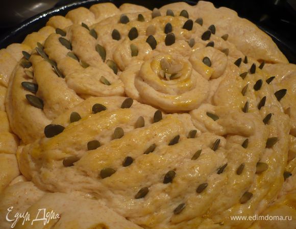 Мой хлеб начал подходить так быстро, что прорези на косе начали исчезать, поэтому я еще раз надрезала тесто ножом и, чтобы прорези и после выпекания хлеба были хорошо заметны, воткнула в них тыквенные семечки. После выпекания их можно вынуть из теста, но рисунок благодаря им сохранится.