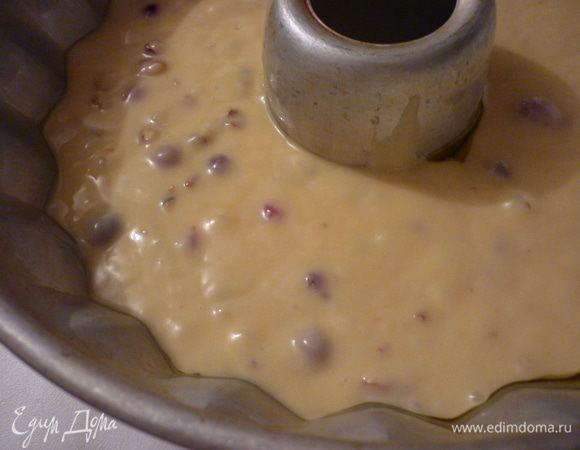 Смешать яйца, сахар и  ванильный сахар
+
Соединить масло и сметану
+
муку смешать с разрыхлителем

=все смешать добавить все что хотите по желанию: орехи, ягоды, цедру...

Смазать форму маслом (я брала оливковое), и вылить тесто.

Выпекать при тем-ре 200-210 С, минут 40-50.

Готовый кекс можно посыпать сахарной пудрой.