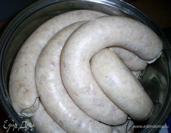 Дальше у нас есть два варианта развития событий, если у вас есть натуральные или искусственные оболочки для колбасок, начиняем их, формируя сардельки нужной длинны.