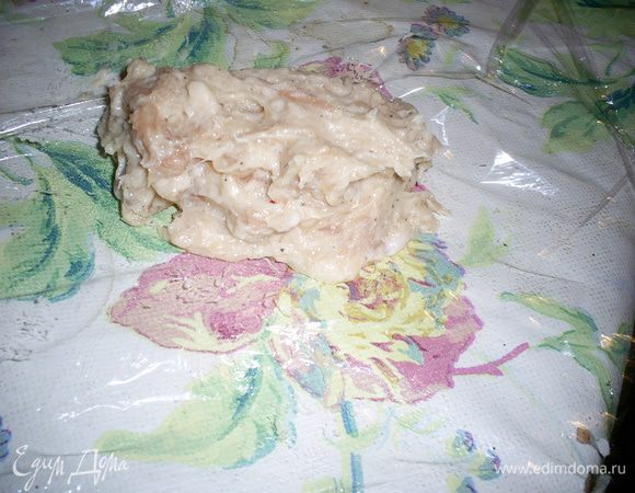 Если же нету,то будем использовать пищевую пленку. Берем полную столовую ложку фарша, дополнительно отбиваем, побросав с ладони на ладонь (руки лучше смочить холодной водой) и выкладываем на пищевую пленку.