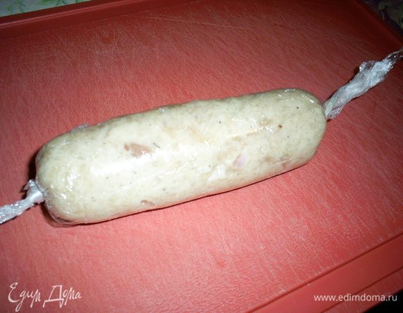 Формируем колбаску, заворачиваем ее в несколько слоев пищевой пленки и завязываем концы пленки узлом.