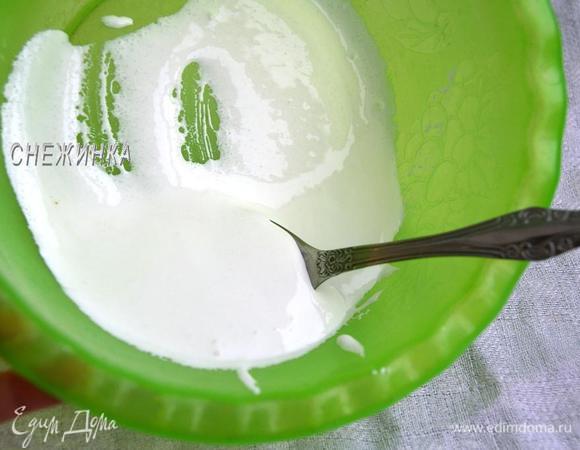 Для начала взбиваем белок, взбиваем его до устойчивости, но стойкие пики нам не нужны. Продолжая взбивать всыпаем сахар и ванилин, взбиваем ещё какое то время, должна получится жидковатая тягучая масса.