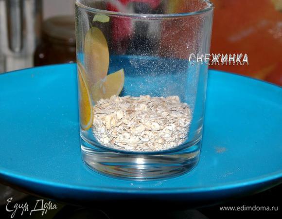 Теперь всыпаем постепенно хлопья. Количество у меня написано приблизительное, потому как всё зависит от того, какого размера белок. Я изначально взяла вот такой полный стакан, когда всыпала нужное количество, осталось столько, как на фото. Потом взвесила приблизительное количество, получилось 60 г. 