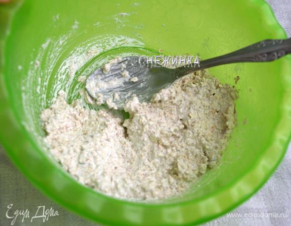 В итоге должна получиться достаточно плотная масса, чтобы она не текла и не рассыпалась.