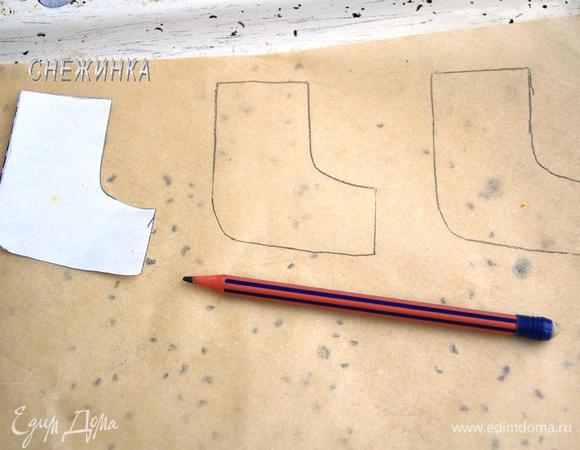 Теперь приступим к заготовке (в ленте я разместила фото моей заготовки). Распечатываем и вырезаем сапожок. Затем на бумаге для выпечки обводим карандашом заготовку обратной стороной, чтобы сапожок смотрел влево. 