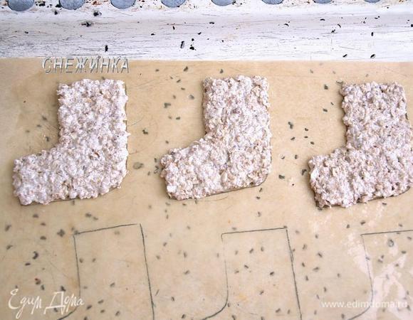 Затем переворачиваем бумагу для выпечки и хорошо смазываем растительным маслом. Распределяем тесто по нашим заготовкам, аккуратно, без спешки.