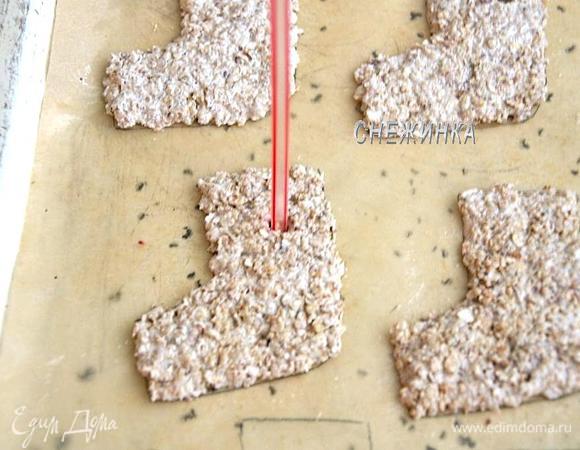 С помощью коктейльной трубочки проделываем отверстия, которые нам пригодятся для ленточки, отступив сверху и немного правее от центра.