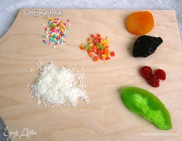 Теперь есть два варианта. Первый – украсить сапожки сразу. Подсушиваются они в не сильно разогретой духовке, поэтому ничего с украшениями, которыми я воспользовалась, не случилось. Вот, что я использовала. Сухофрукты: зелёные лепестки помело, курагу, чернослив, вяленую клюкву, разноцветные кубики ананаса, кондитерскую посыпку и кокосовую стружку. Все эти украшения хорошо крепятся, т.к. тесто для коржиков липкое, а сухофрукты немного вдавливаем.