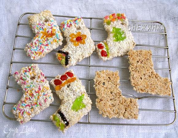 Теперь отправляем в духовку и печём (подсушиваем) при 130С минут 30. Когда коржики подсохнут, они очень хорошо отделяются от бумаги. Два нижних справа коржика на фото обратной стороной.