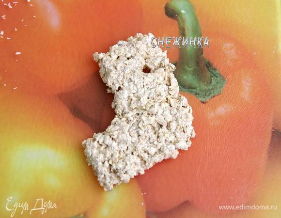 Теперь второй вариант – украсить после выпечки. Всего вышло 7 штук коржиков, два из них я оставила для второго варианта. На фото коржик после духовки и без украшения. На этот раз нам понадобится шоколад, который необходимо растопить.

