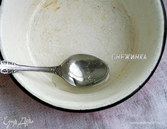 Для прикрепления остальных деталей воспользуемся сиропом, он будет служить клеем. Разводим сахар водой и даём закипеть. Выключаем, немного остужаем. 