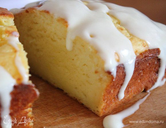 Готовому кексу даем остыть минут 15, затем поливаем его глазурью и минут на 30 ставим в холодильник и можно наслаждаться вкусняшкой!