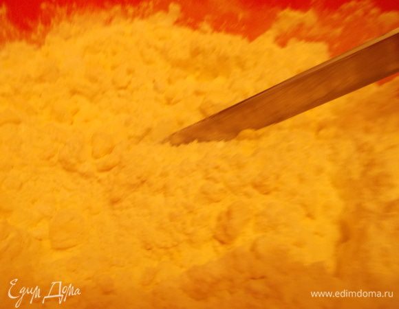 Для теста,рубим в крошку холодное масло с мукой и сахарной пудрой. 2 ст.ложки холодной воды взбиваем с желтками и добавляем к маслянной крошке.замешиваем тесто. Если тесто суховато и не схватывается,добавляем ещё 1 - 2 ст.ложки воды. Готовое тесто отправляем  в холодильник на 30 минут.