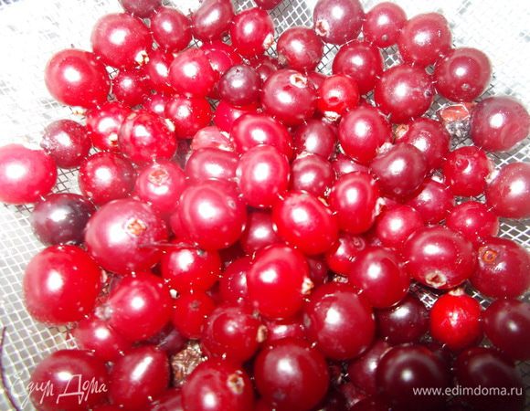 Тем временем,делаем начинку. Клюкву высыпаем в кастрюлю и добавляем 2 ст.ложки воды. Ставим на средний огонь и варим в течении 15 мин. Нужно ,чтобы клюква дала сок и стала мягкой.