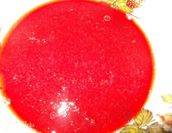 Протираем клюкву через сито, чтобы избавится от  семян и шкурки.