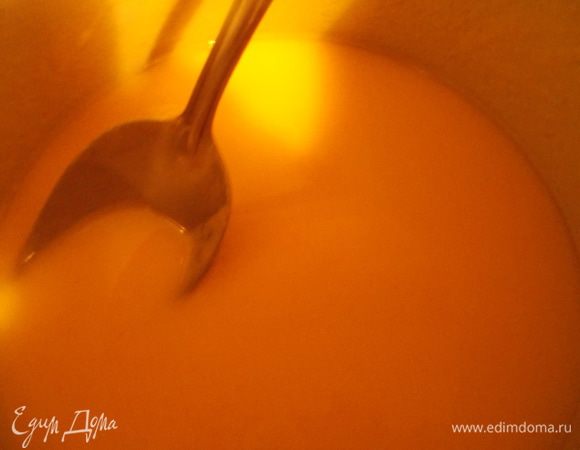 В чистую кастрюлю выливаем лимонный и апельсиновый сок ,и добавляем в него кукурузный крахмал. Смешиваем до однородной массы.
