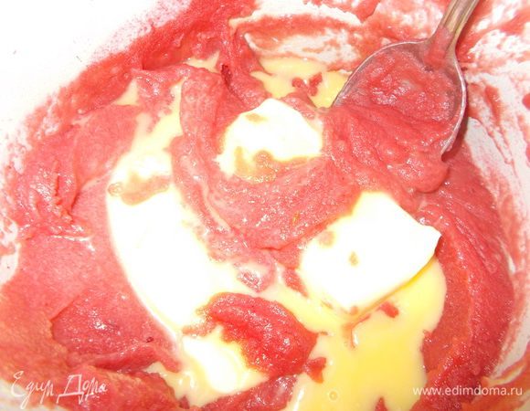 Добавляем в сок  сахар и клюквенное пюре. Нагреваем на огне до тех пор,пока масса ни станет более плотной и начнет пузыриться.:) Снимаем клюквенную массу с огня и добавляем в неё сливочное масло.Хорошенько размешиваем,чтобы масло полностью растворилось.