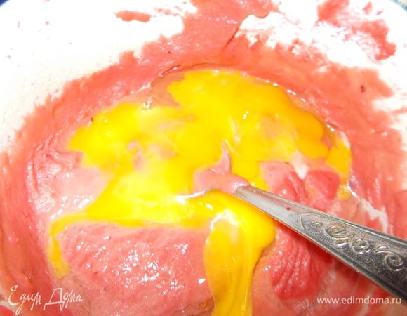 Немного остужаем и вбиваем туда желтки и одно целое яйцо.Хорошенько всё взбиваем до получения пышного крема. Ставим на огонь ,и провариваем до загустения начинки, около 5 минут.