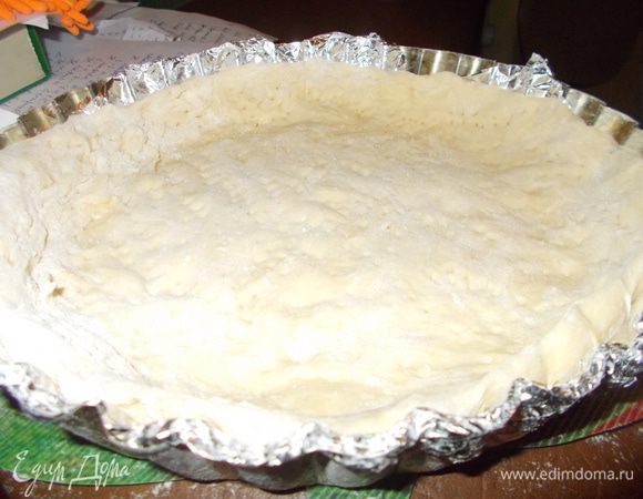 Достаем тесто из холодильника.Раскатываем его на бумаге для выпечки и укладываем в форму для пирога.Чтобы тесто не поднялось при выпечке ,часто накалываем его вилкой:)  Выпекаем минут 20 - 25 до золотистого цвета,при температуре 180 градусов.