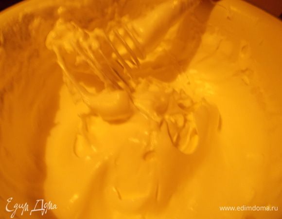 Делаем меренгу. Охлажденные белки взбиваем с сахаром.При этом ,сахар нужно добавлять по 1ст.ложке.Взбиваем,добавляем 1 ложку сахара.Взбиваем,добавляем ещё.И так до тех пор,пока сахар не закончится:). В конце,постепенно добавляем кукурузный крахмал,и опять хорошенько взбиваем до белых пиков.