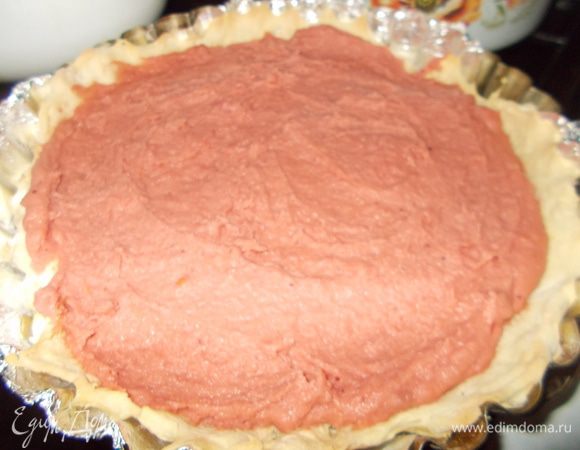 Достаем подрумяненное тесто из духовки.Выкладываем на него клюквенную начинку 