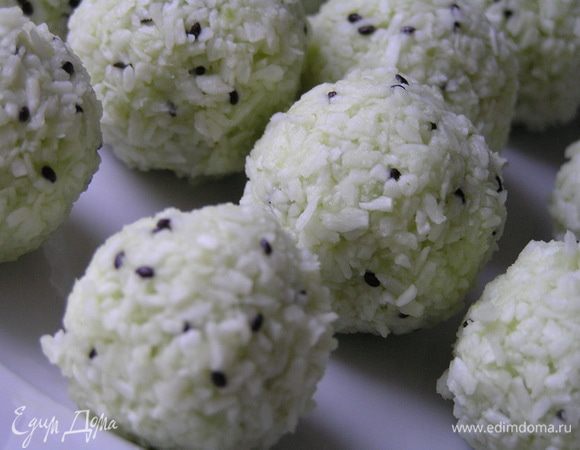 Из полученной массы сформировать шарики размером с грецкий орех.