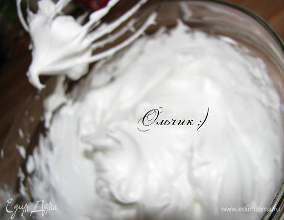 Белок взбиваем до пышной пены на низких оборотах. Постепенно подсыпаем сахарную пудру и ваниль, взбиваем до крутых пик на высоких оборотах. 