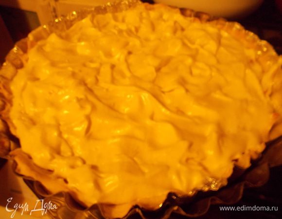 Покрываем взбитыми белками. Пирог ставим в духовку .Выпекаем 20-25 минут.