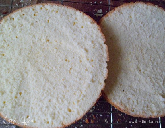 Затем испекшийся бисквит остужаем на решетке. Теплым разрезаем бисквит пополам и даём полностью остыть.