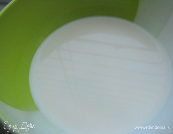 Растворяем дрожжи в 30 мл теплого молока и оставляем на 10 минут.