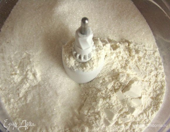 В чашу кухонного комбайна засыпаем муку, соль и сахар. Вливаем дрожжи и оставшееся теплое молоко, взбитые яйца и хорошо вымешиваем тесто 10 минут при помощи насадки для замешивания.