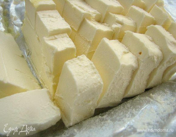 Добавляем нарезанное кубиками масло.
