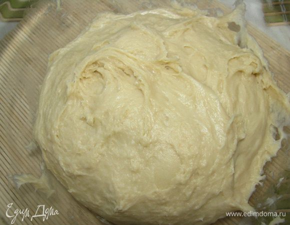 Выкладываем тесто в глубокую миску, накрываем смоченным в горячей воде и выкрученным полотенцем, оставляем подходить в теплом месте без сквозняков на 2 часа. Тесто должно увеличится в объеме вдвое.