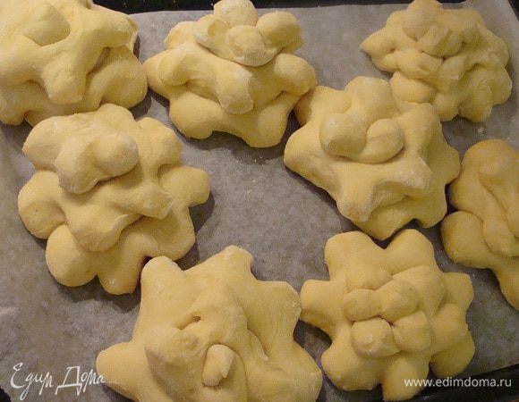 Выкладываем шишки на выстланный пергаментом противень, оставляем подходить еще на 45 минут.