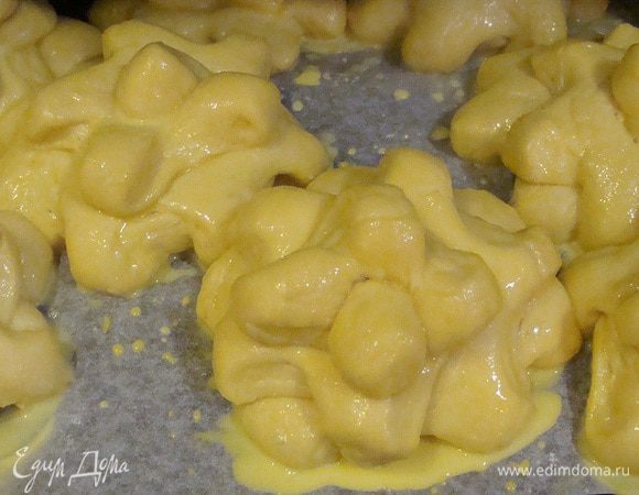 Духовку разогреваем до 200 градусов. Смазываем смесью молока с желтком и отправляем в духовку.