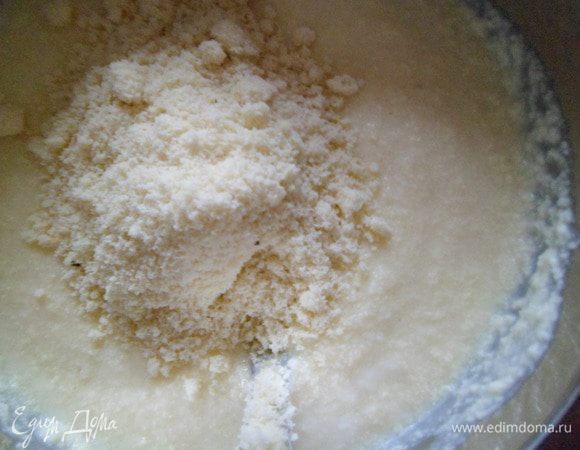 Bыкладываем в чашку и взбиваем миксером со сливками. Затем добавляем молотый миндаль, перемешиваем шоколадный крем.