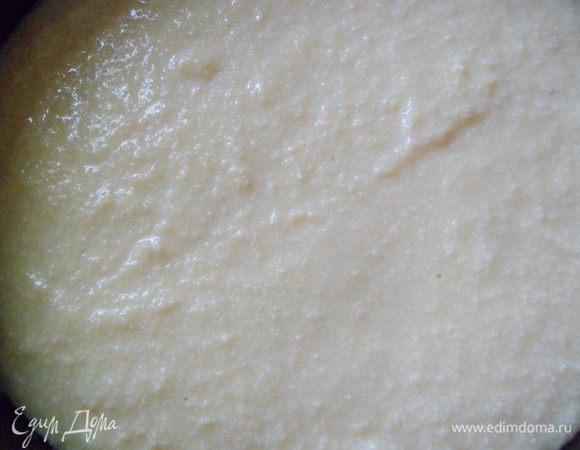 Берем разъемную форму, половину бисквита укладываем на дно и пропитываем любым сиропом. Заливаем бисквит шоколадным кремом.