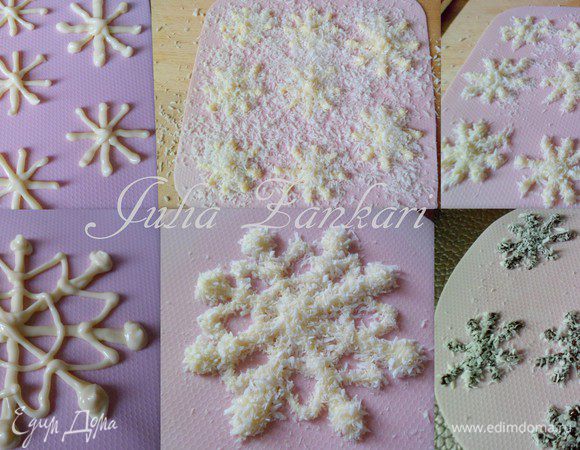 Готовим украшение для торта в виде снежинок. Нагреваем шоколад в микроволновой печи небольшими импульсами, постоянно помешивая: 20-30 секунд при высокой мощности, перемешиваем, затем опять и опять в микроволновку на 10-15 секунд, и каждый раз перемешивая (время может меняться в зависимости от количества).