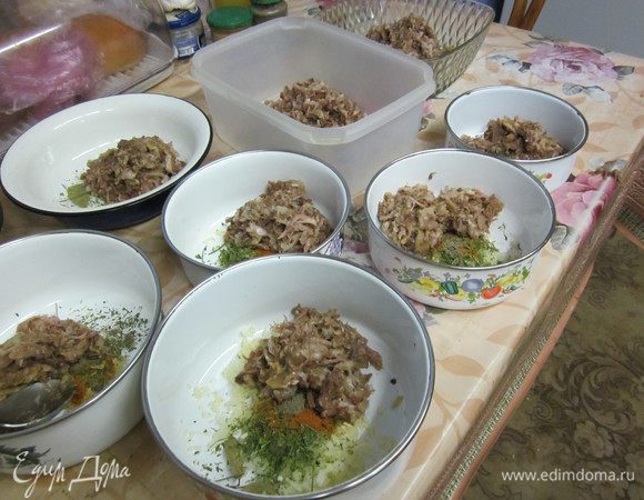 раскладываю все по чашкам мясо  добавляю лавровый лист перец черный и красный лук чеснок и зелень у меня сушенный укроп и петрушка и все это заливаю уже готовым бульоном и ставлю в прохладное место  чтоб застыло утром холодец готов тугой с дрожалочкой и вкусный кто не любит дрожалку надо варить подольше чтоб вода испарилась  на половину  при подаче на стол жир сверху убираю ножиком  и переворачиваю на тарелочку  