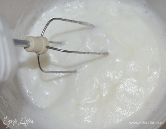 Белки взбить с щепоткой соли в крепкую пену
