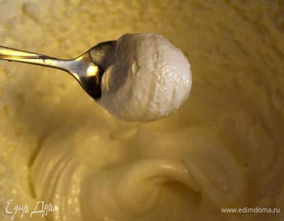 добавляем сахар и еще немного взбиваем - получится тягучая и густая смесь! белки должны блестеть. Сахар не должен растворится - ЭТО ВАЖНО!!! Так как при выпечке он закарамелизуется. 