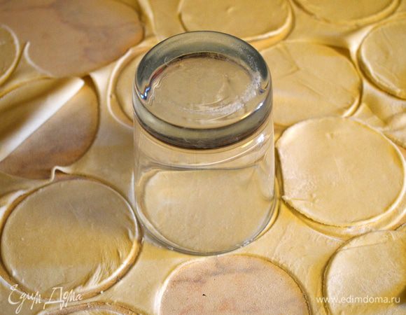 тесто раскатать как можно тоньше, и стаканом вырезать кружочки. Остатки теста я скатала и опять раскатала!