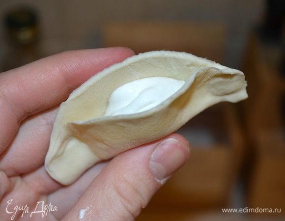 в серединку каждого кружка положить по 1 ч ложки белков, и слегка залепить края у теста на манер вареника, но ни в коем случае не залеплять до конца..вот так...