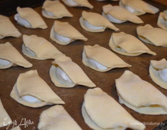 укладываем их на противень, застеленный ковриком или смазанной маслом бумагой, на расстоянии друг от друга. У меня получилось 2 таких листа для выпечки. 