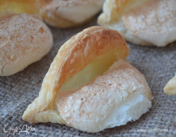 выпекаются "губы" 40 минут при 160 градусах. Горячими они будут очень хрупкими! Остынут и можно есть)