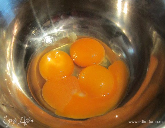 Приготовить форму для выпекания - 21 см, бока и низ не смазывать ни чем. Включить духовку на 180 гр.Отделить желтки от белков.