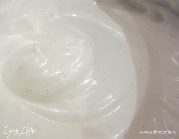 Белки взбить с лимонным соком и половиной нормой сахара до гладких и устойчивых пиков.