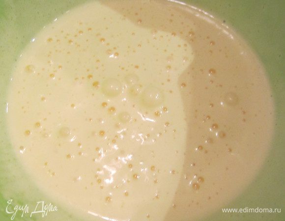 Желтки взбить с половиной нормой сахара до кремообразного состояния и светло-желтого цвета.